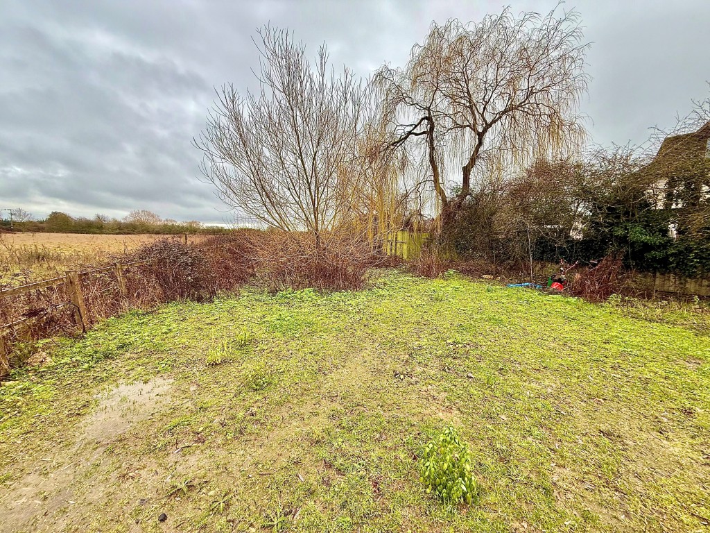 Lot: 35 - VACANT FREEHOLD PARCEL OF LAND - Shot showing half way down the land